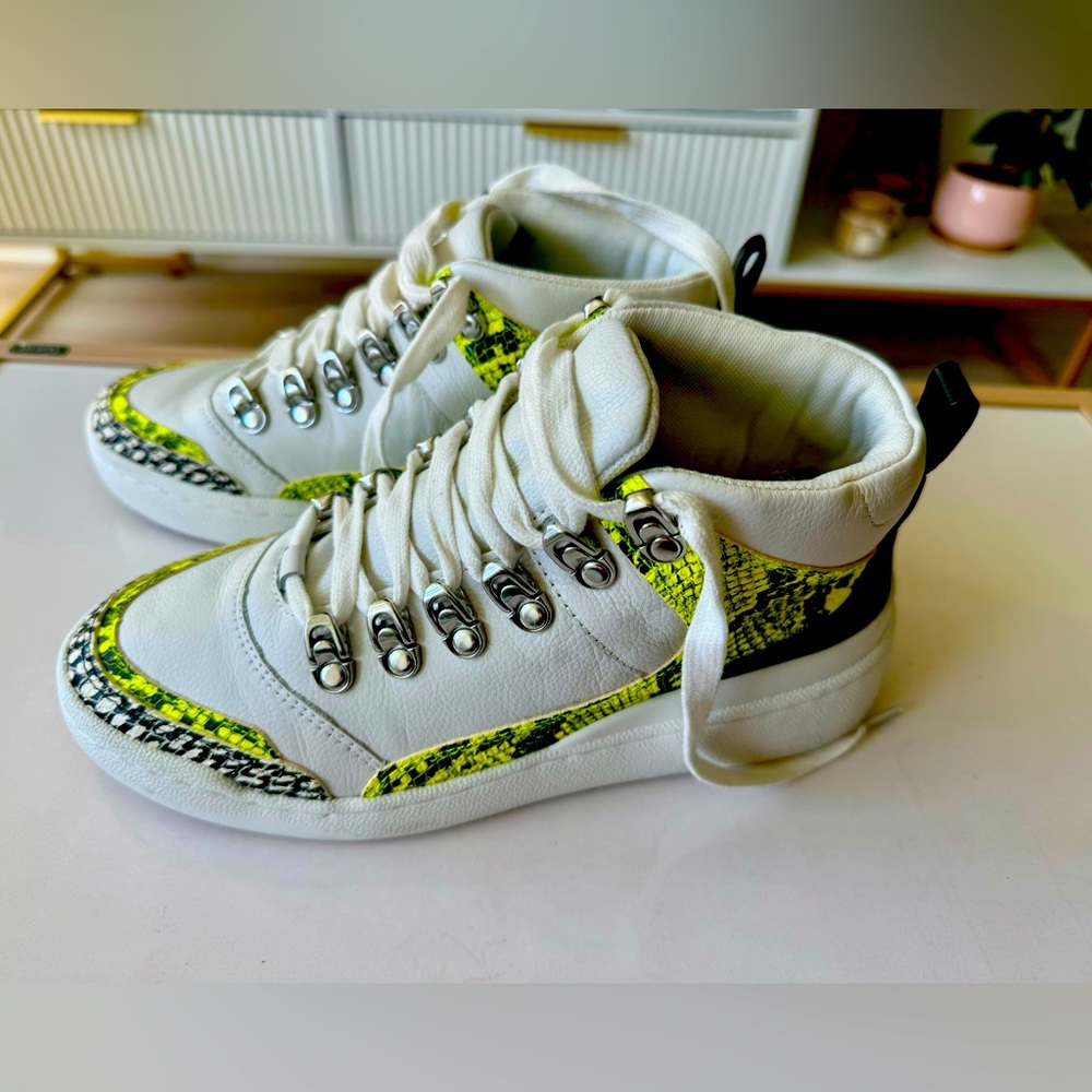 leather Sneakers with a fashion twist. comes with the box